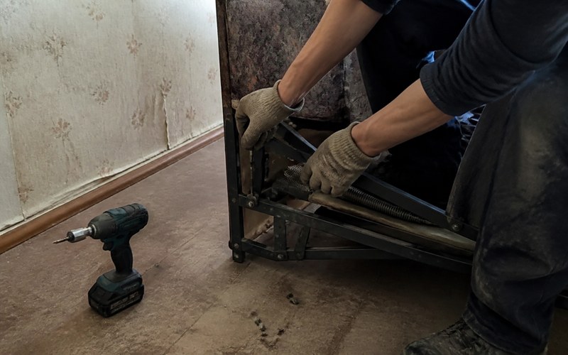 Dismantling a sofa bed mechanism before carrying it out